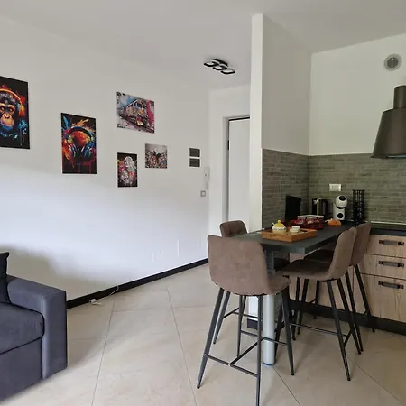 84 House Apartment *